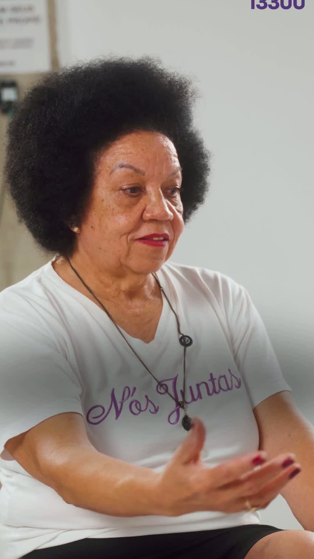 A política fala muito SOBRE as pessoas e escuta pouco AS pessoas. O Nós Juntas nasceu do chão das cidades da Foz do Rio Itajaí: sentar em círculo, ouvir antes de decidir. Política de verdade se faz com escuta — Marisa Zanoni 13.300, a gente junto!